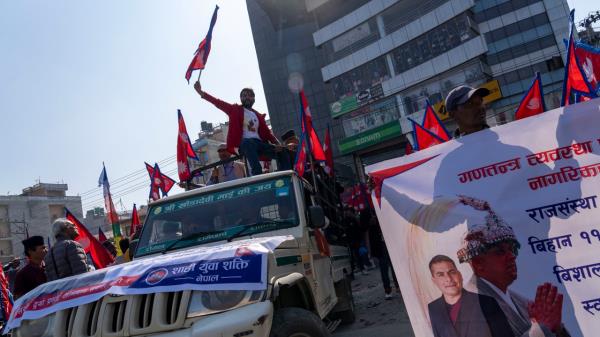 抗议者涌上尼泊尔街头，要求恢复君主制